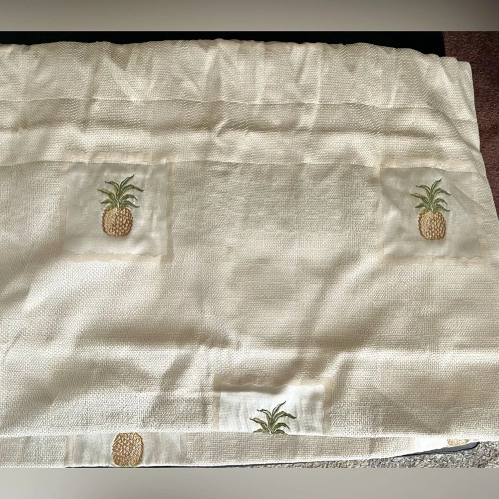 Balloon Valance, Pineapple on Cream background, 18Lx84W Tropical Island Elegant